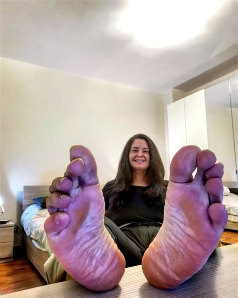 mature feet soles|GRANNY over 60 feetpose 